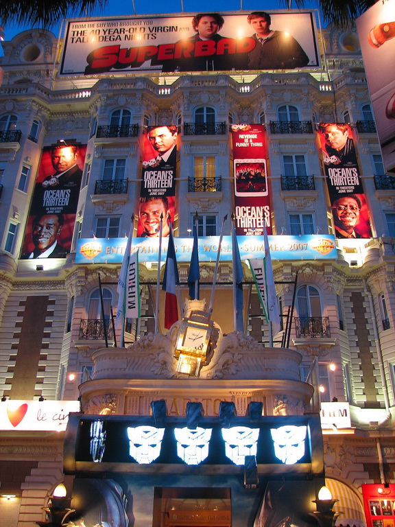 Le Carlton by night